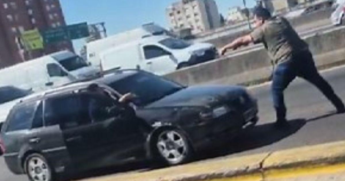 Insoacutelito- un policiacutea discutioacute con un conductor se bajoacute de su auto y le apuntoacute con un arma 