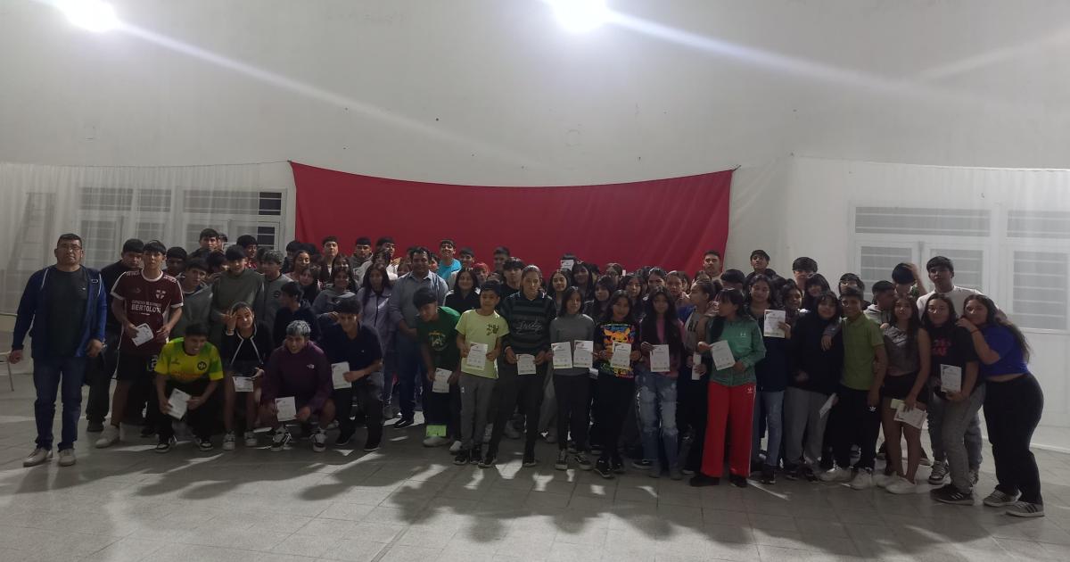 Brea Pozo implementoacute un programa de becas para alumnos secundarios y terciarios