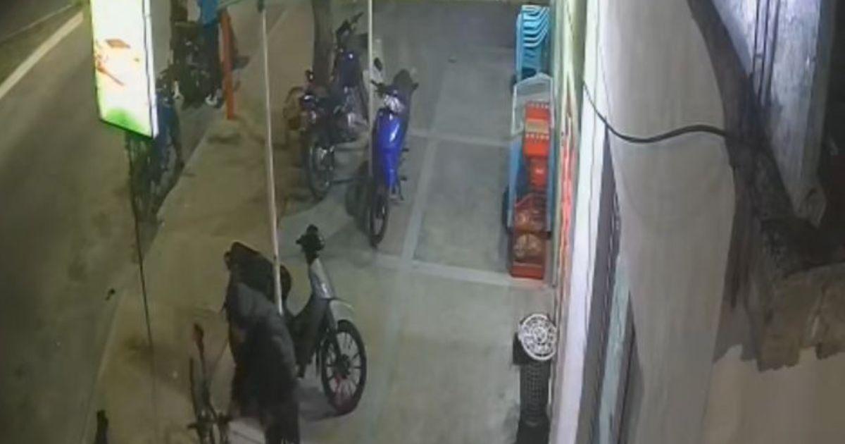 Asiacute robaron una bicicleta frente a un local comercial en el corazoacuten de La Catoacutelica