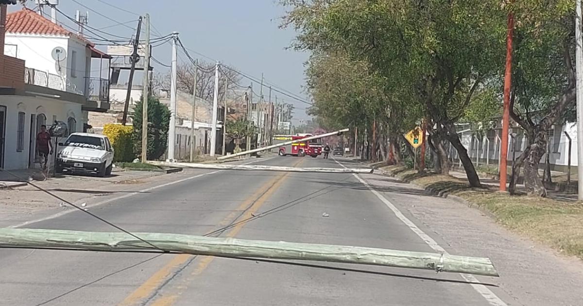 VIDEO  Fuertes raacutefagas de viento derrumbaron varios postes en Las Termas