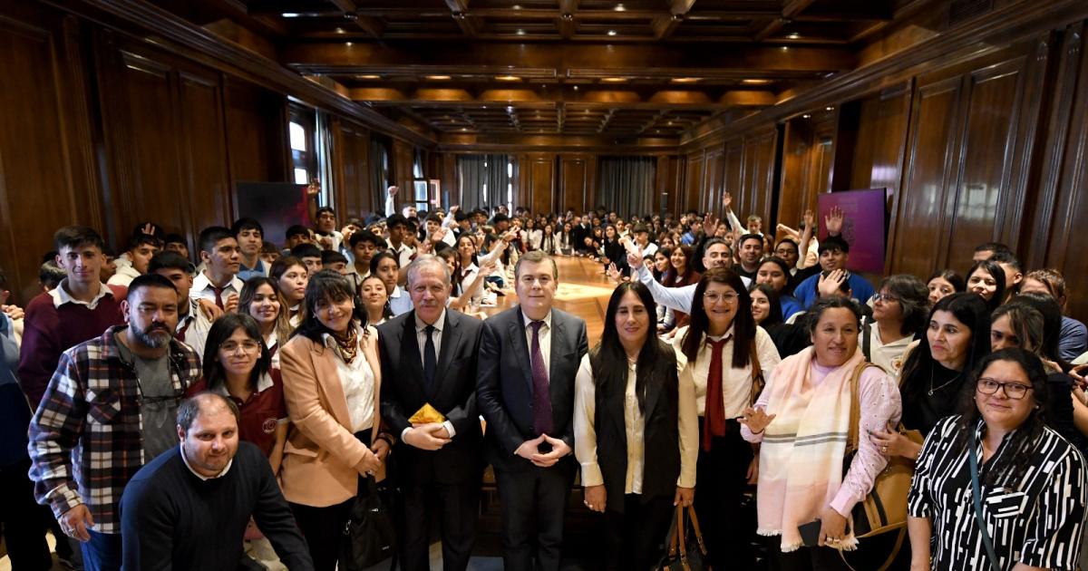 Zamora y el Jefe de Gabinete recibieron a estudiantes de nueve departamentos