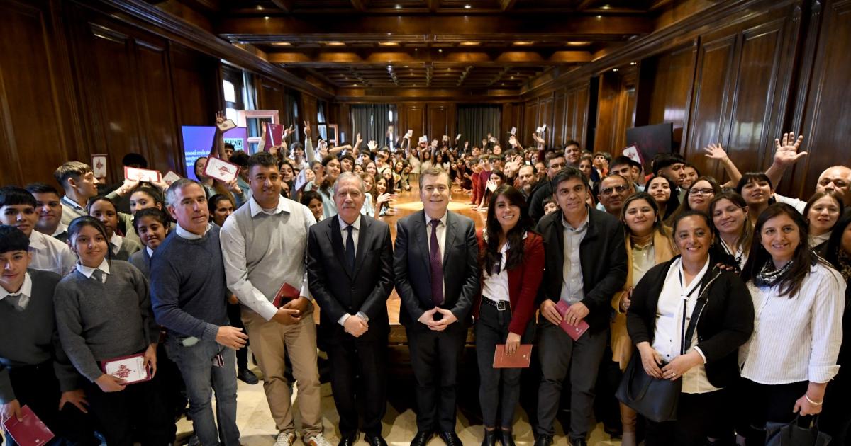 Zamora y el Jefe de Gabinete recibieron a estudiantes de nueve departamentos