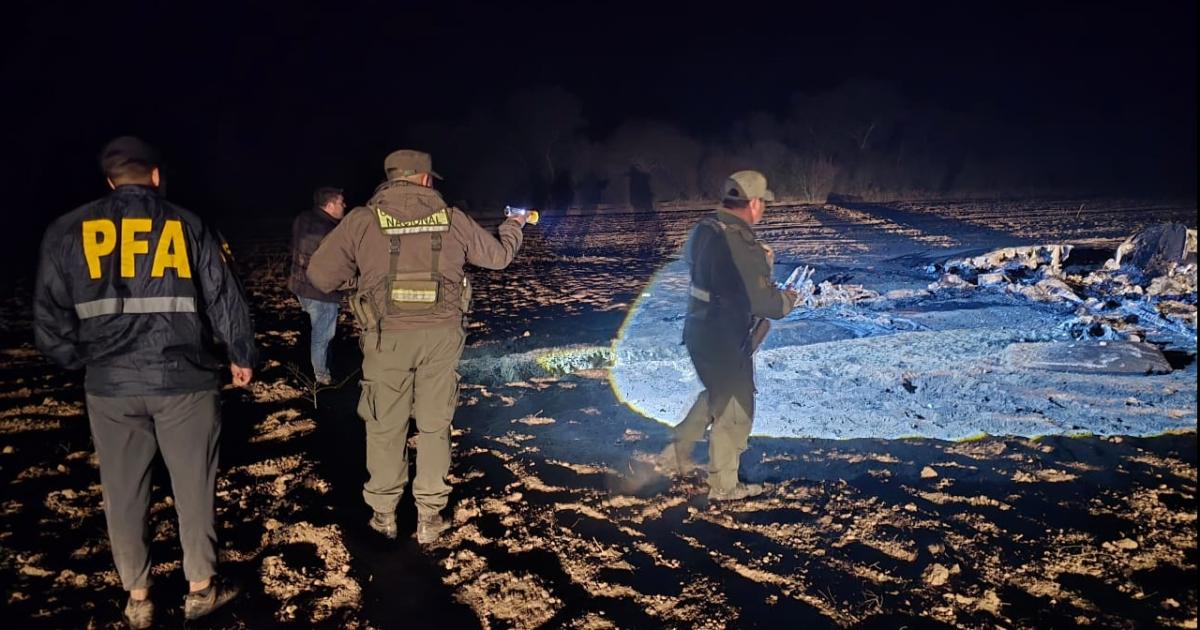 AL CIERRE- Los gendarmes anoche ingresaron a sus depósitos la nave Visiblemente destruida por el fuego los expertos son optimistas en dar con pruebas numéricas e identificar a sus responsables Procedencia tentativa- Bolivia o Paraguay