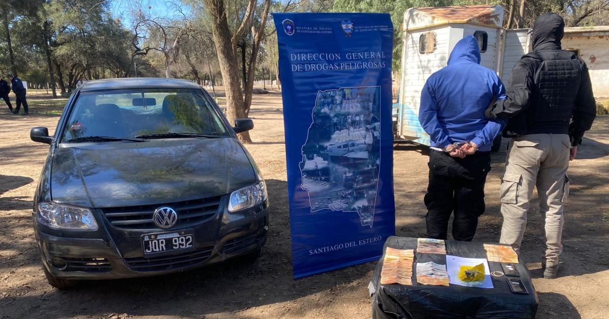 SECUESTROS- Los investigadores incautaron a More una moto un auto celular drogas y dinero