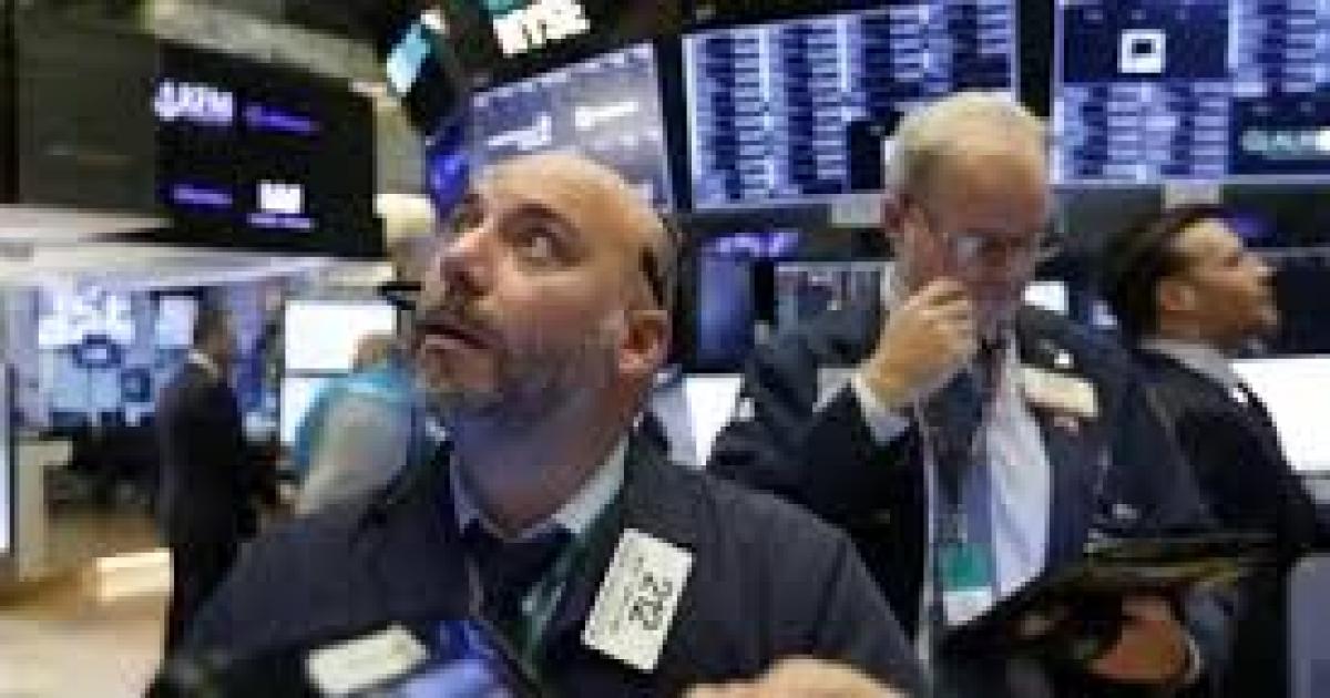 Cayeron acciones hasta 4-en-porciento- y el dólar oficial en 1360