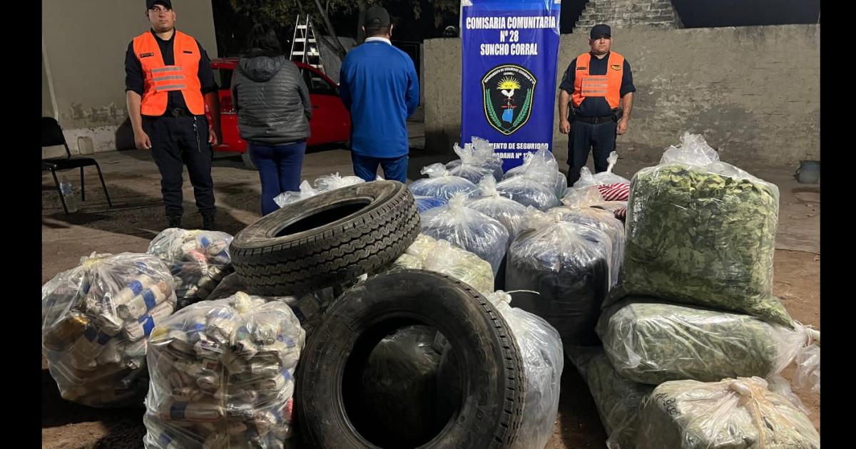Los ocupantes y el cargamento que trasladaban (Foyo- Policía de Santiago del Estero)