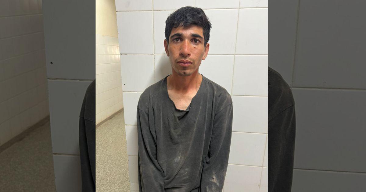 Violenta resistencia a la detencioacuten en Antildeatuya deja policiacuteas heridos y dantildeos materiales