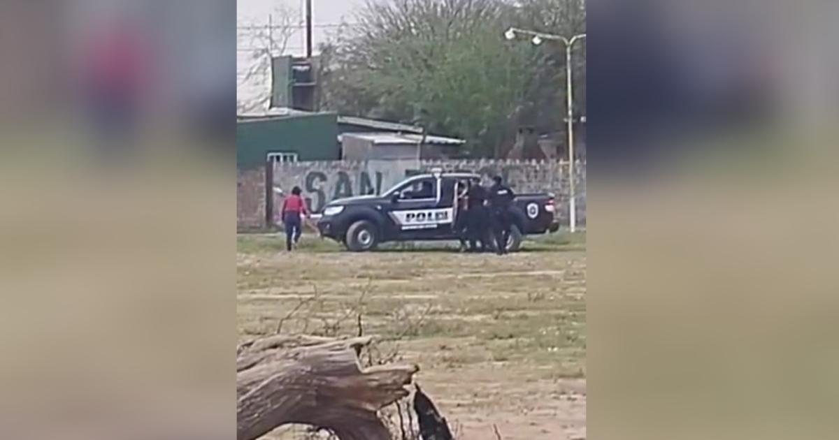 Violento enfrentamiento con la policiacutea en el barrio San Jorge- dos efectivos resultaron heridos