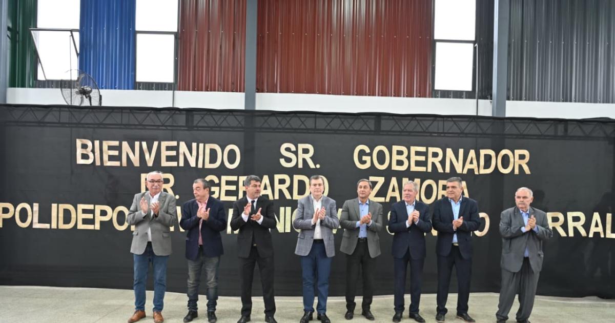 Zamora inauguroacute un polideportivo y entregoacute viviendas sociales en Suncho Corral 