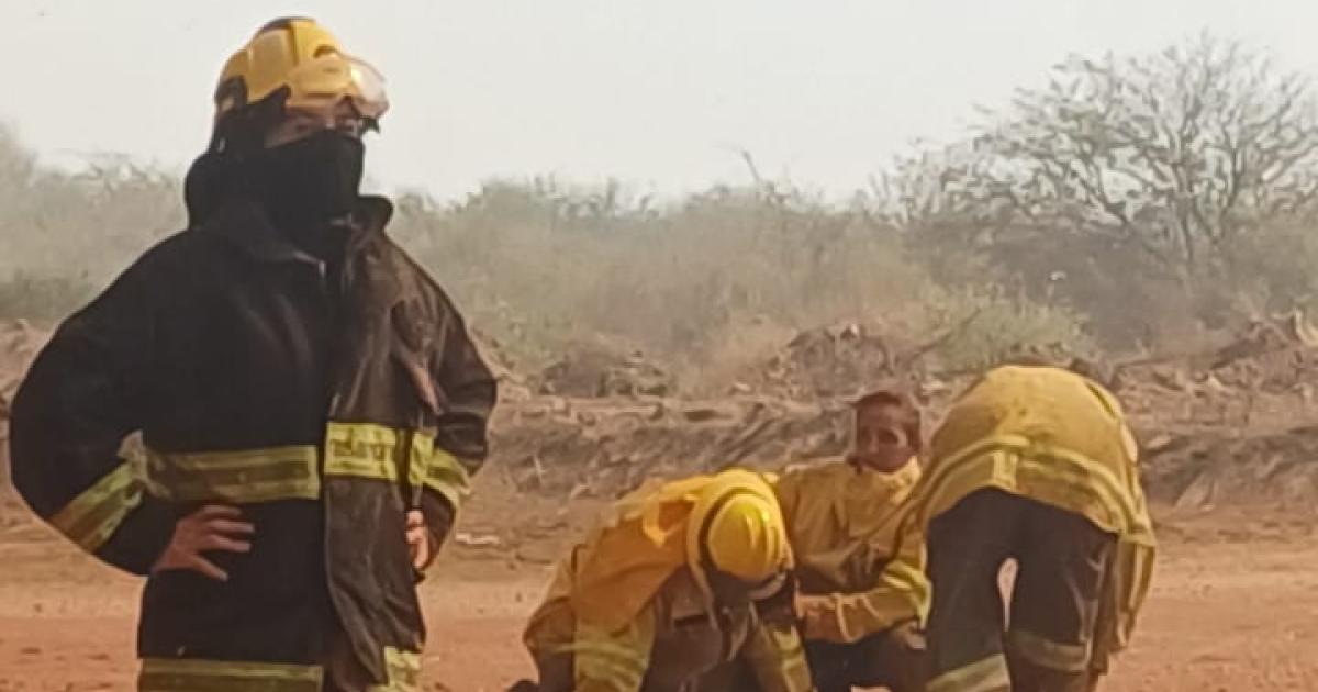 Temor por cinco bomberos que fueron encerrados por las llamas