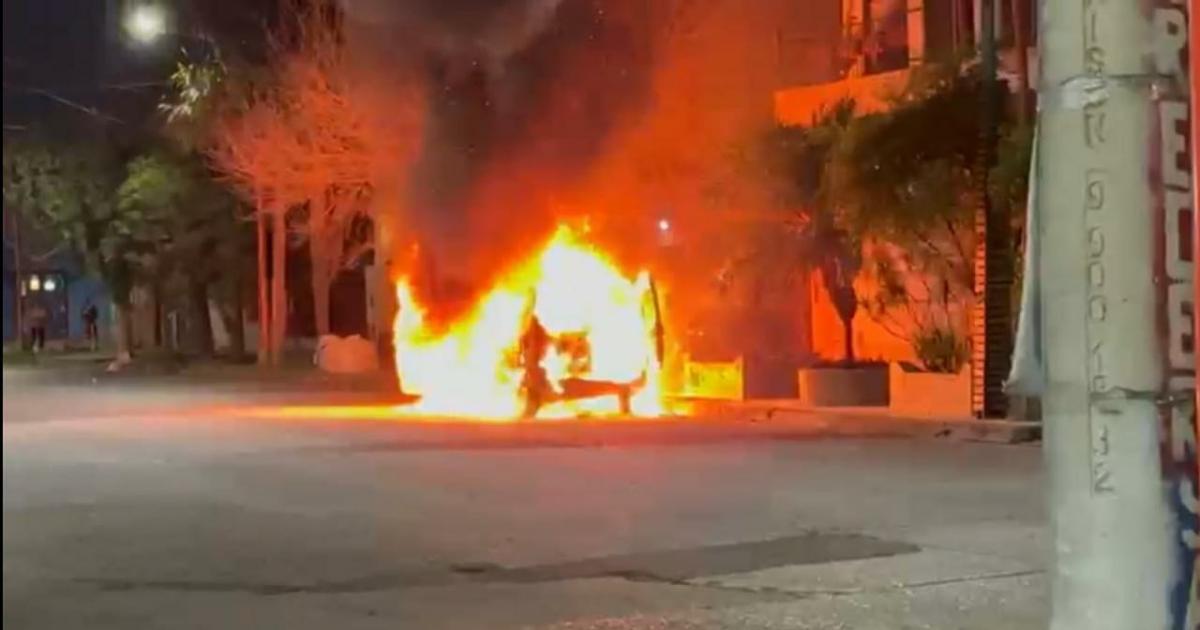 Policiacutea se salvoacute de milagro al bajar de camioneta en llamas