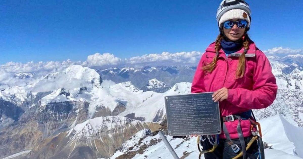 Natalia Nagovitsyna de 47 años sufrió una fractura en la pierna el pasado 12 de agosto durante el descenso del Pico Pobeda tras alcanzar la cima