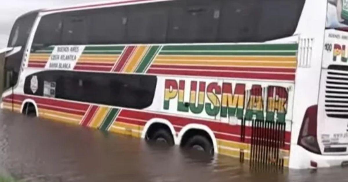 El micro avanzó unos 100 metros hasta empantanarse con el agua cubriendo las ruedas