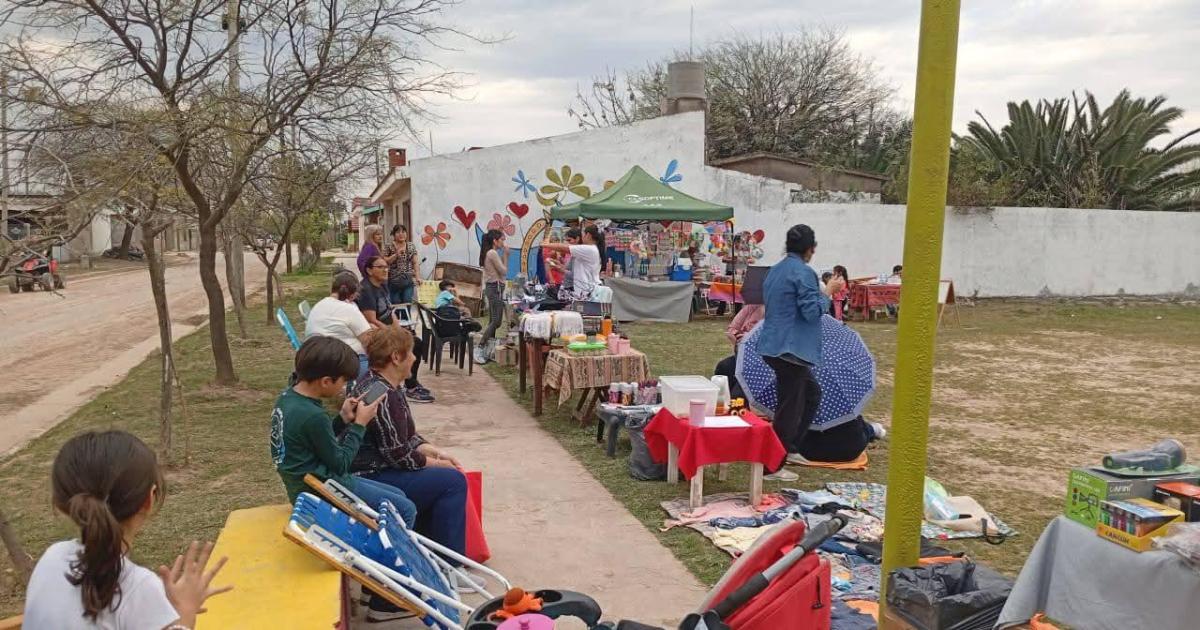 Exitoso debut de la feria de ropa calzados y productos artesanales 