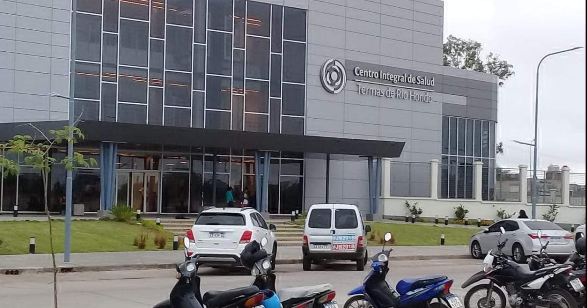 Chocoacute contra un carro y resultoacute con graviacutesimas heridas