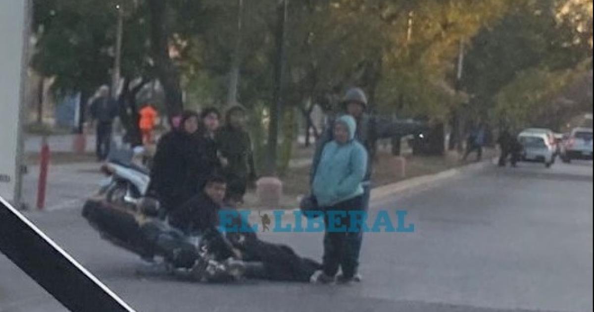 Ocasionales transentes se acercaron a auxiliar a las víctimas mientras aguardaban la llegada del SEASE (Foto- El Liberal)