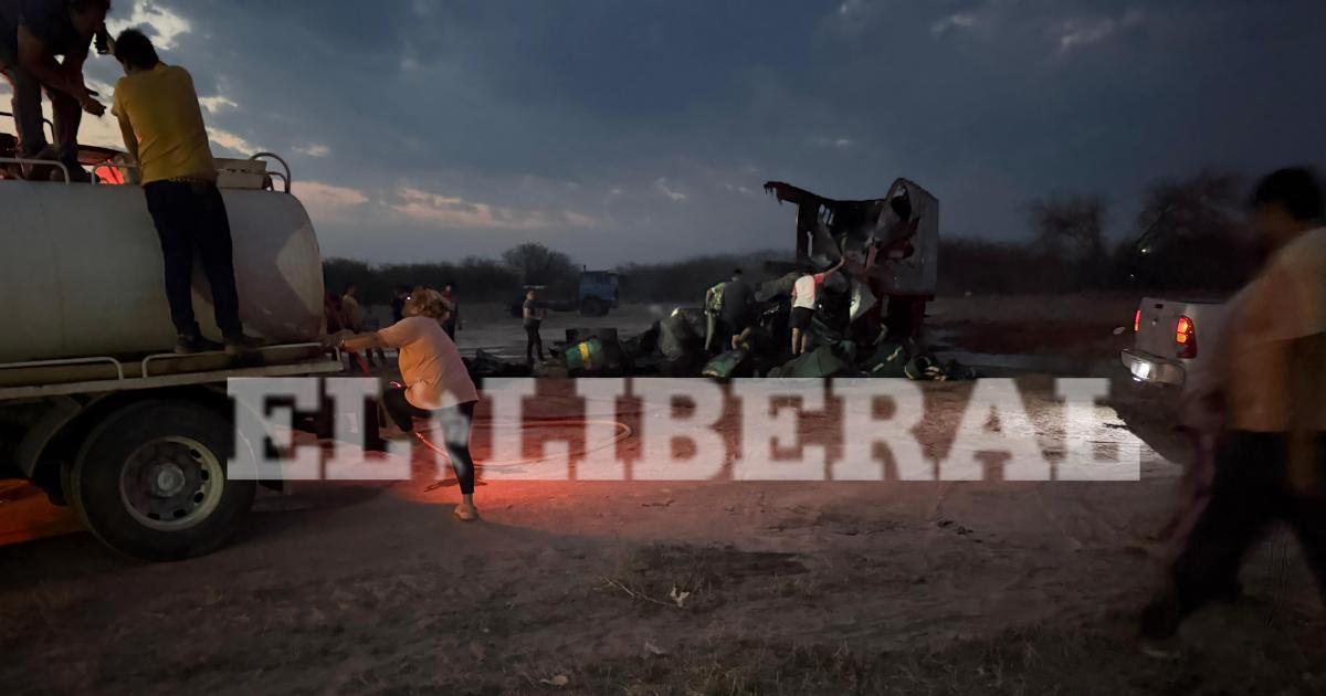 Un acoplado cargado con mercaderiacutea de un circo se prendioacute fuego 