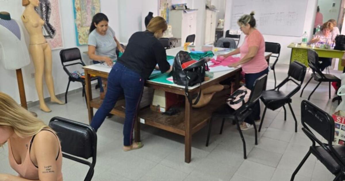  Ofrece talleres y cursos de 1 y 2 años de duración