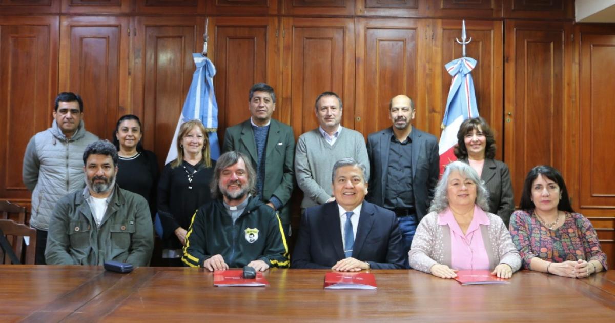 La UNSE firmoacute un convenio y se suma a la obra del padre Pepe