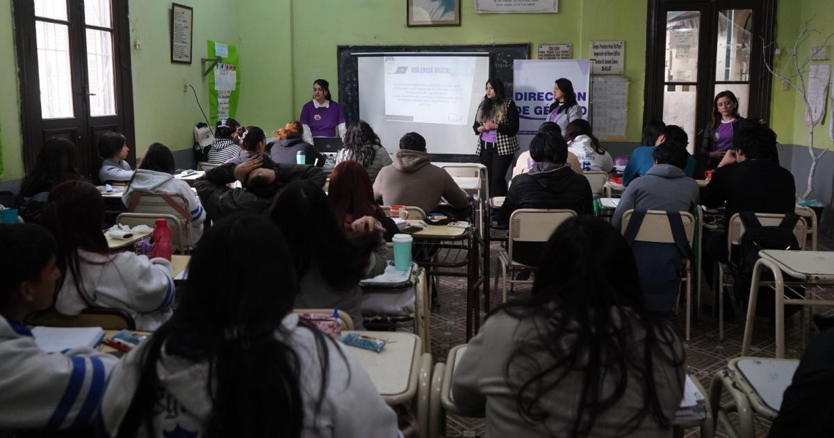 Alumnos del Fils Pierre participaron de la charla Amor en tiempos de like