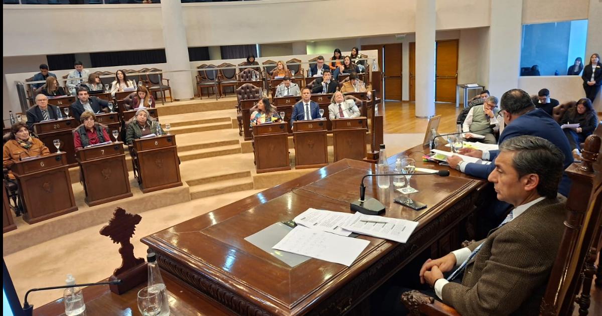 Diputados- destacan apertura de fbricas en Santiago y repudian la censura previa