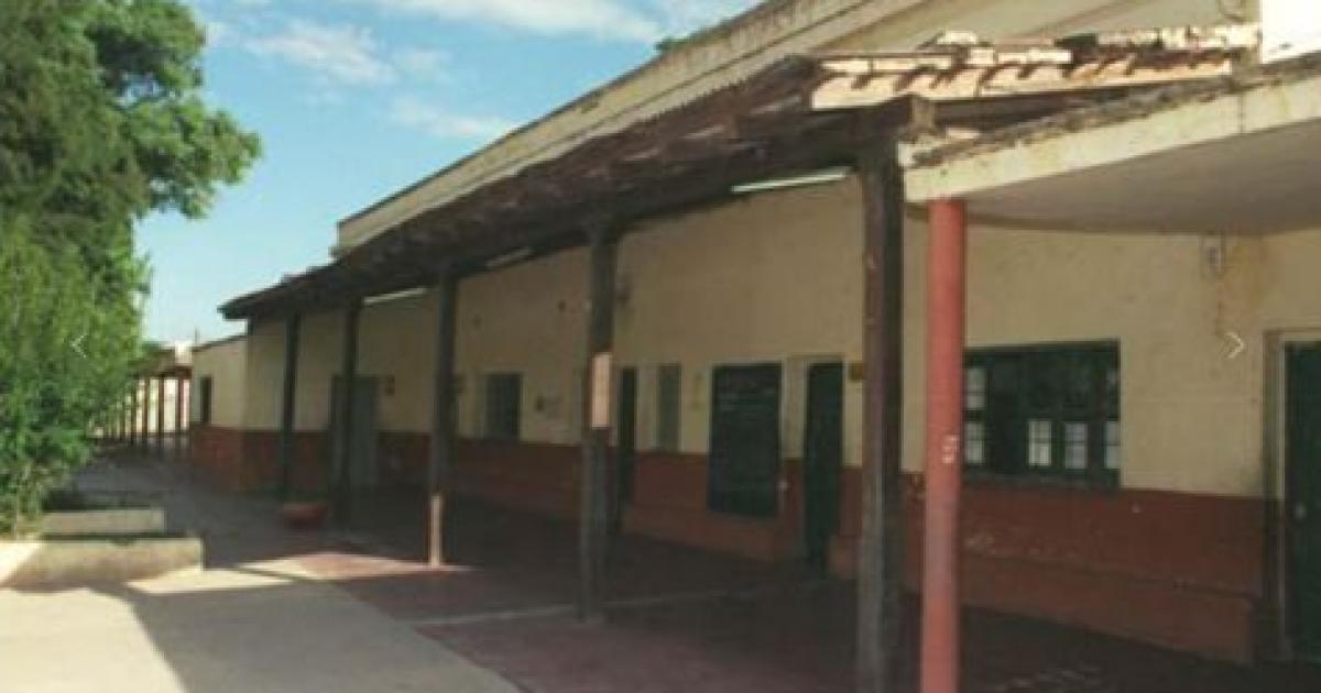 Primera entidad educativa del barrio creada en 1904 Esc Coronel Borges (Foto archivo EL LIBERAL)
