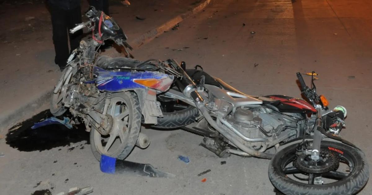 Ambos vehículos quedaron enganchados entre sí completamente destrozados- Foto- EL LIBERAL