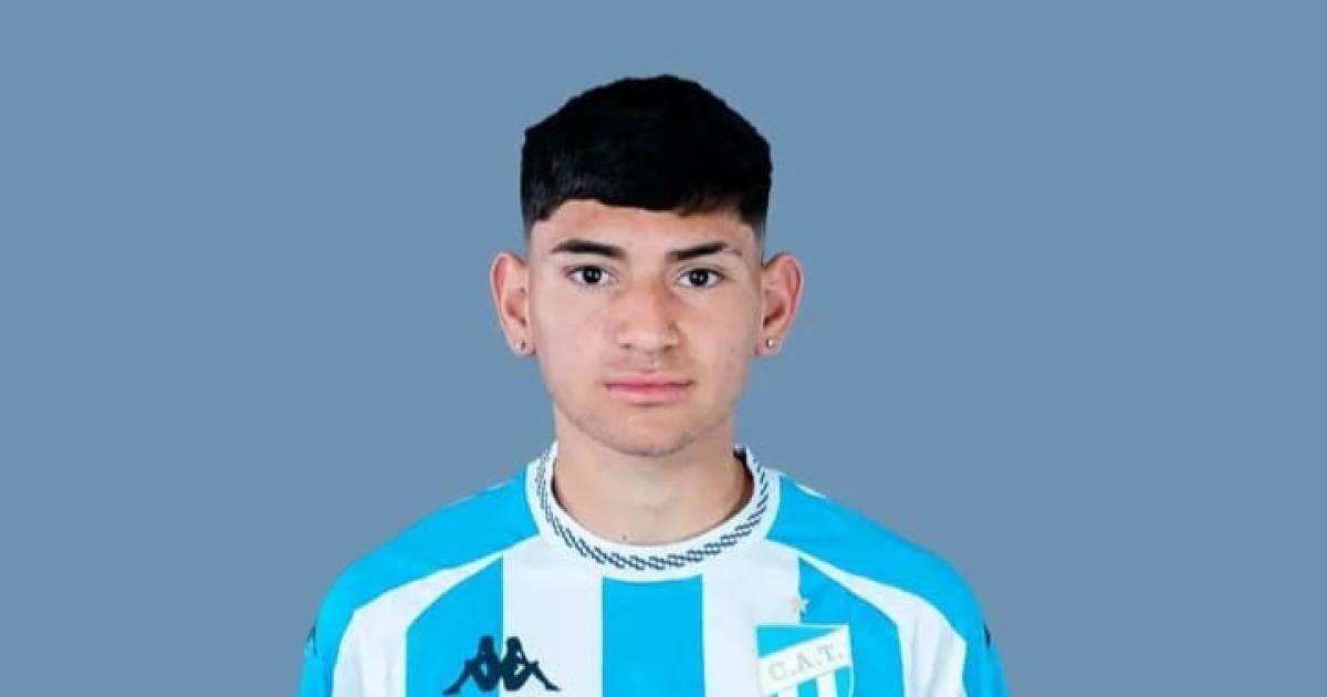 Un joven futbolista del interior santiaguentildeo marcoacute un hecho histoacuterico en Atleacutetico Tucumaacuten 