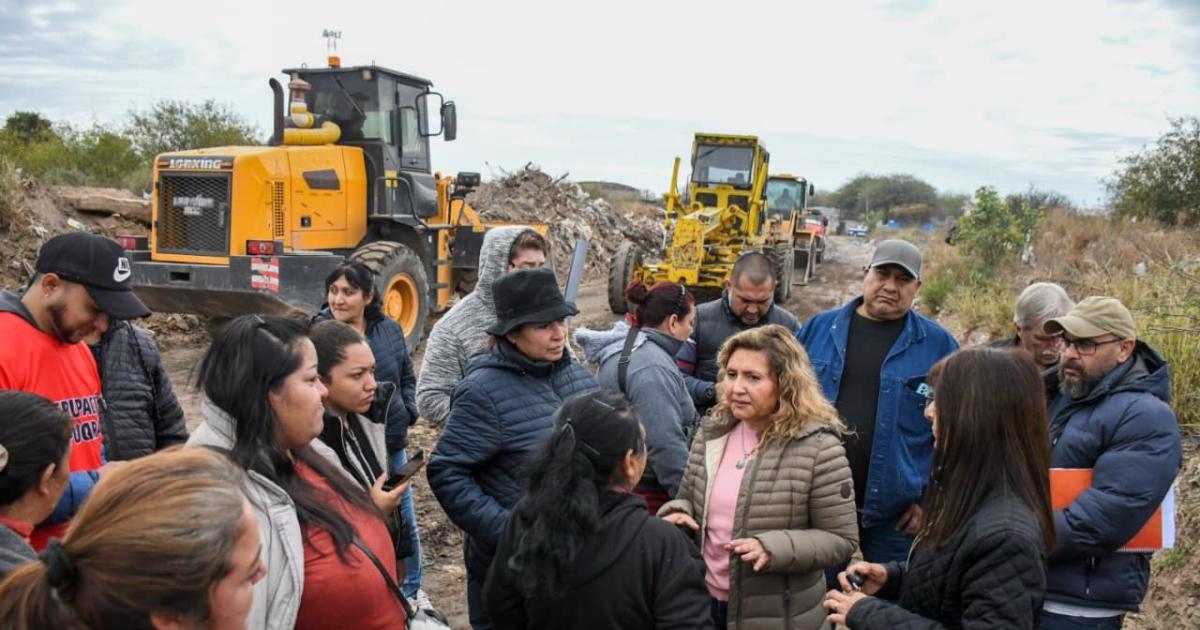Fuentes inspeccionó la apertura de la calle Andrés Chazarreta - Foto- Prensa de la Municipalidad