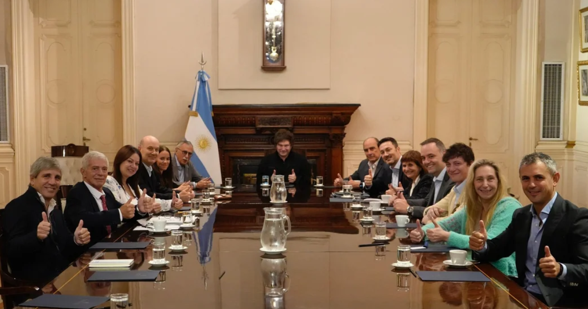 El presidente Javier Milei junto a parte de su equipo de Gabinete (Foto- Archivo)