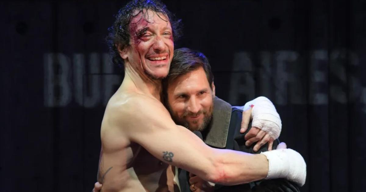 El abrazo de Nico Vzquez y Lionel Messi en la obra Rocky