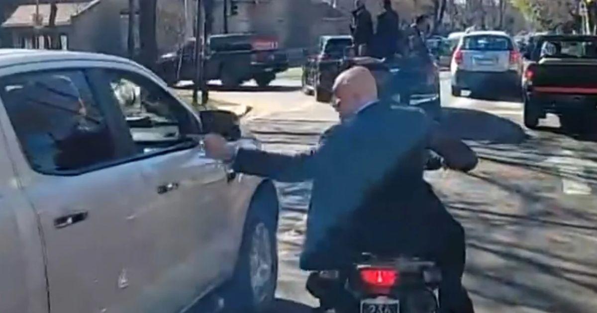 Espert es trasladado por la avenida principal de Lomas de Zamora