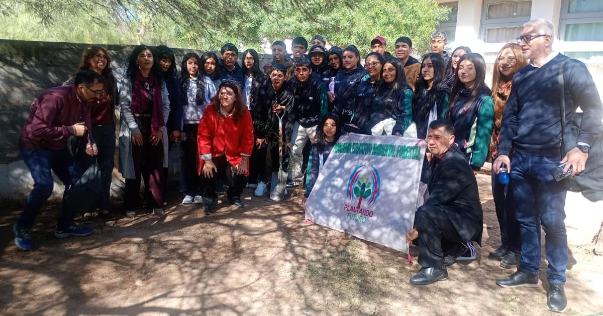 El Colegio Secundario Cristoacutebal Coloacuten de Aacuterraga celebroacute el Diacutea del Aacuterbol