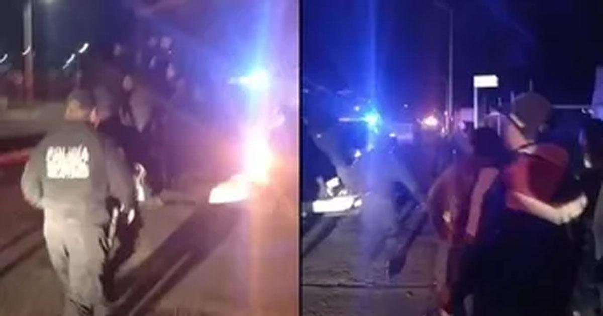 Vecinos intentaron linchar a presunto ladroacuten y lo rescataron los policiacuteas