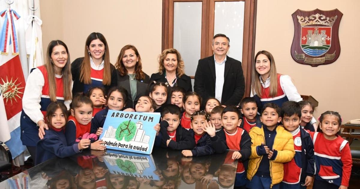 Alumnos presentan proyecto de arboretum a la intendente Norma Fuentes