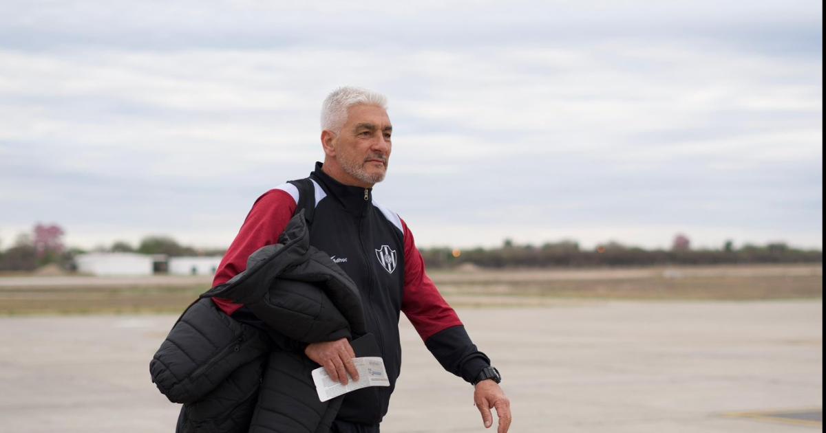 PUM PARA ARRIBA Jugadores y cuerpo técnico de Central Córdoba volaron ayer a Rosario