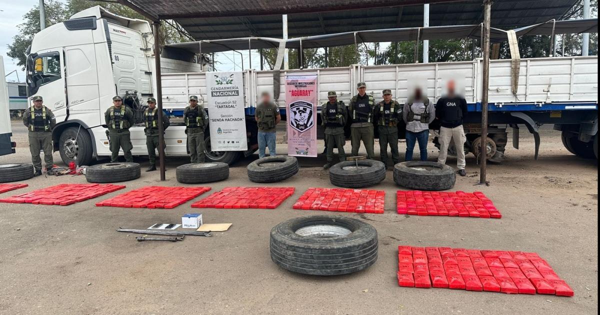 BLANCOS NEUMÁTICOS- Las siete ruedas de camión ocultaban 400 ladrillos de cocaína Se sospecha que era producida en Bolivia enfriada en Santiago y el destino Europa vía puertos de Rosario o Barranqueras