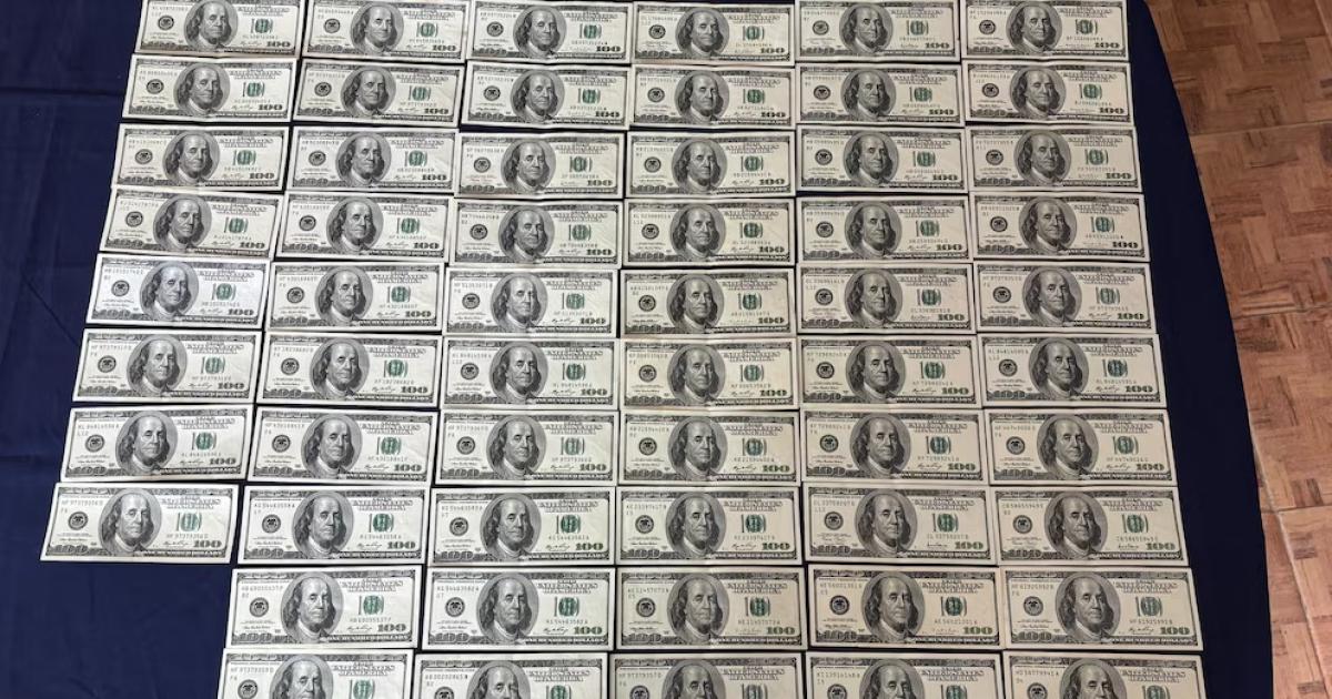 Dos policías quedaron detenidos tras golpear a un joven y robarle 28 mil dólares