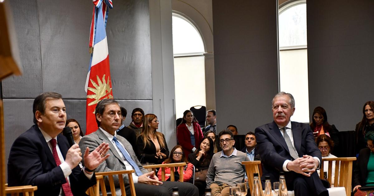 Zamora y Eliacuteas Suaacuterez participaron del 1ordm Congreso Mundial de abordaje de Adicciones