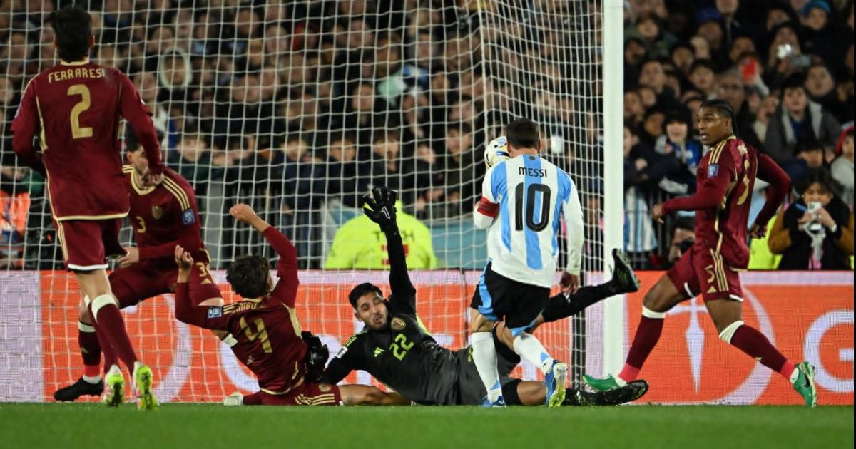 La uacuteltima funcioacuten en casa fue toda de Messi marcoacute un doblete para ser figura