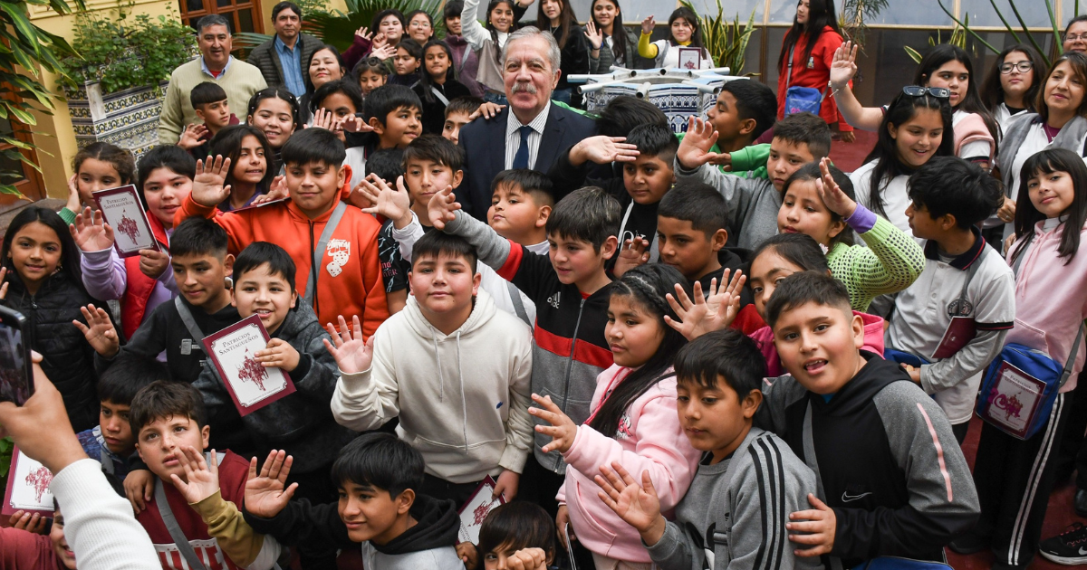 Surez les transmitió a alumnos y docentes el afectuoso saludo del gobernador santiagueño (Foto- prensa)