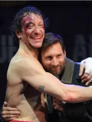 Messi fue a ver la obra de Nico Vaacutezquez y revolucionoacute a todos