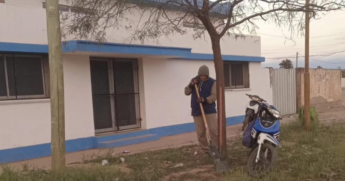 Monte Quemado- realizan trabajos de jardinería limpieza y desmalezado