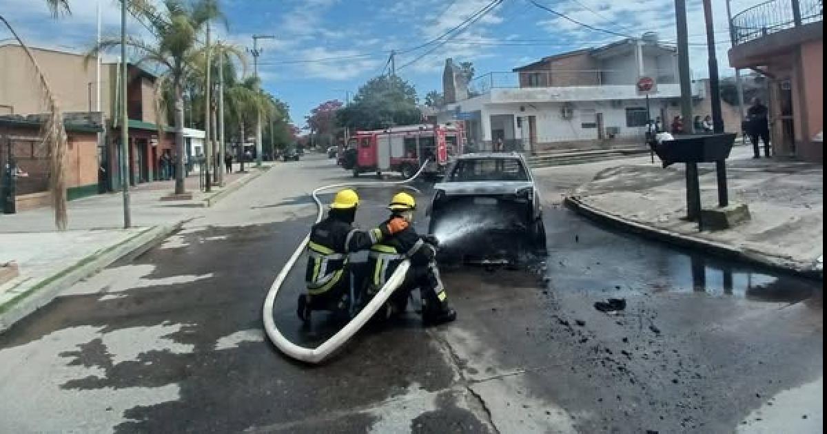 Importantes daños en el vehículo (Foto- Bomberos Voluntarios)