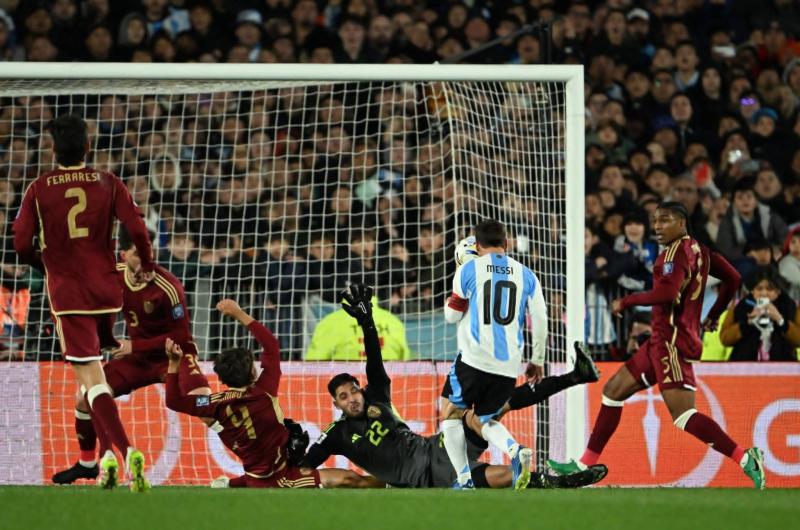 La uacuteltima funcioacuten en casa fue toda de Messi marcoacute un doblete para ser figura