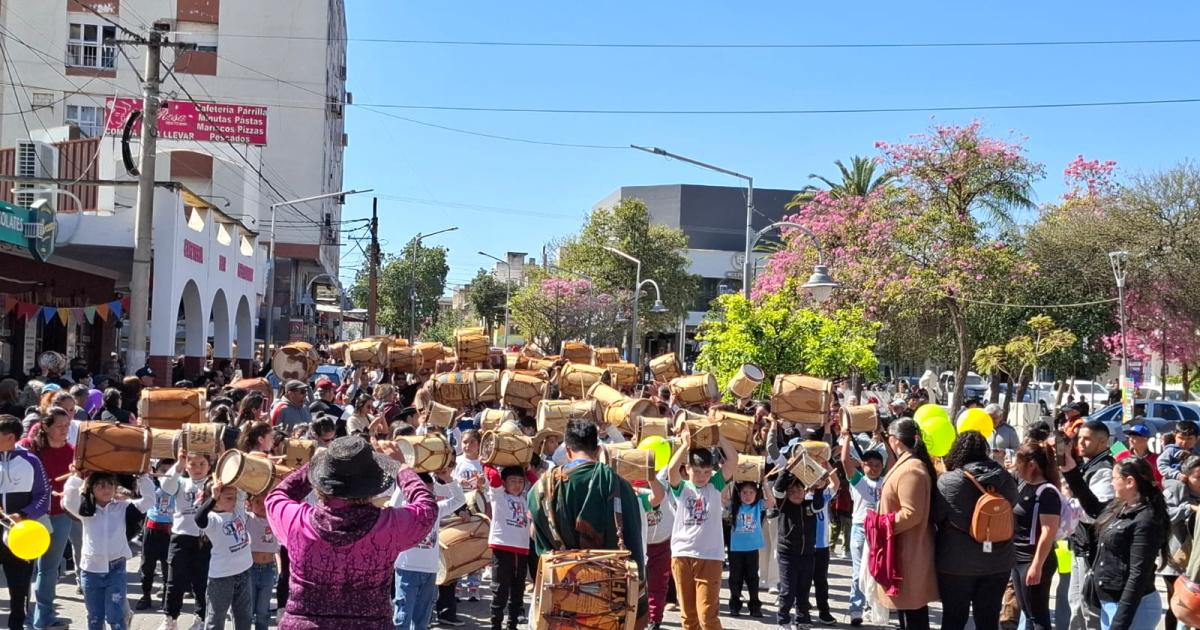 Color tradicioacuten y alegriacutea en la 5deg Marcha de los Bombos por el aniversario de Las Termas de Riacuteo Hondo