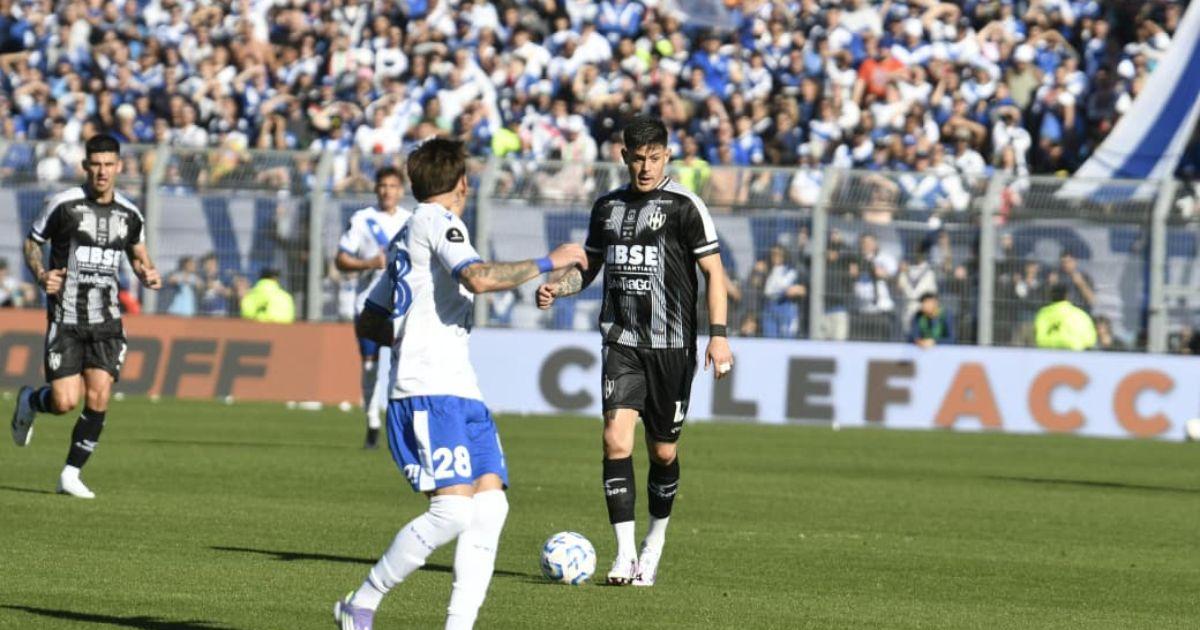 El equipo Ferroviario disputa un reñido partido con Vélez