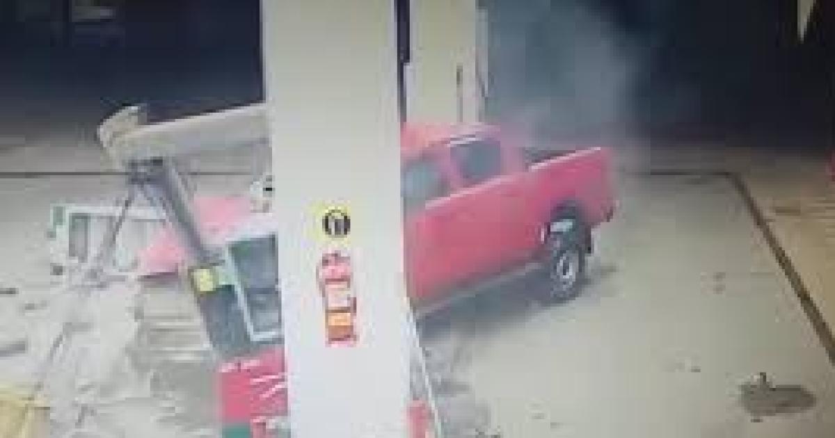 VIDEO- Conductor alcoholizado se estrelloacute contra una estacioacuten de servicio