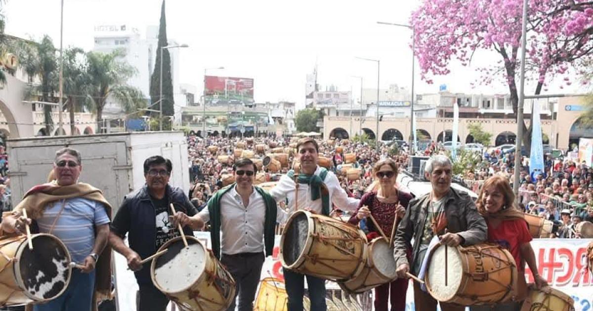Dos momentos inolvidables vividos en Las Termas en anteriores ediciones de la tradicional Marcha de los Bombos