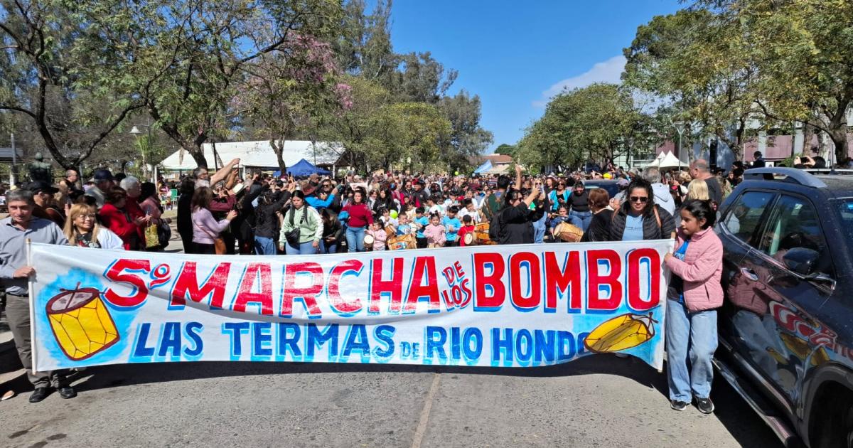 Una multitud disfrutoacute de la 5ordf Marcha de los Bombos en Las Termas